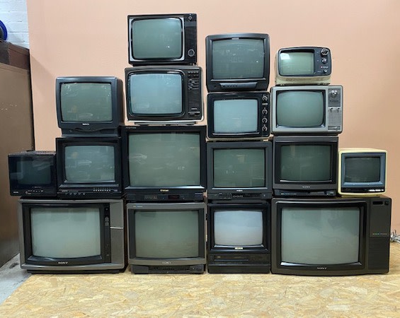 7: Fully Working Retro TV Wall With Multiple Video Feeds