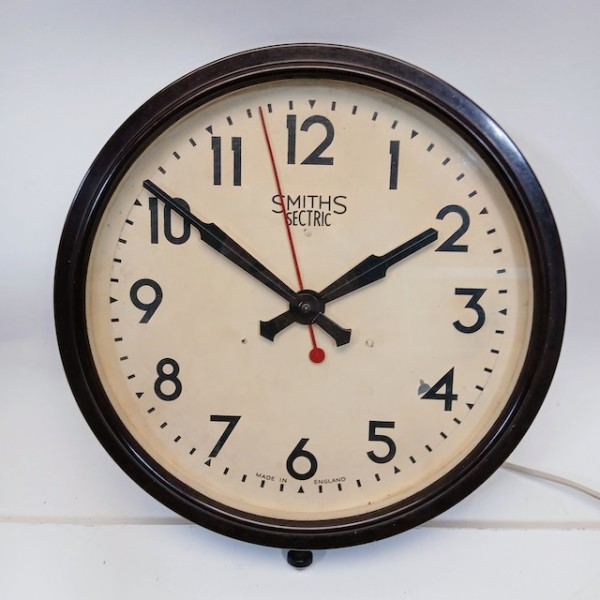 4: Working Vintage Bakelite Smiths Clock (With Red Sweeping Second Hand) (Diameter 37cm)