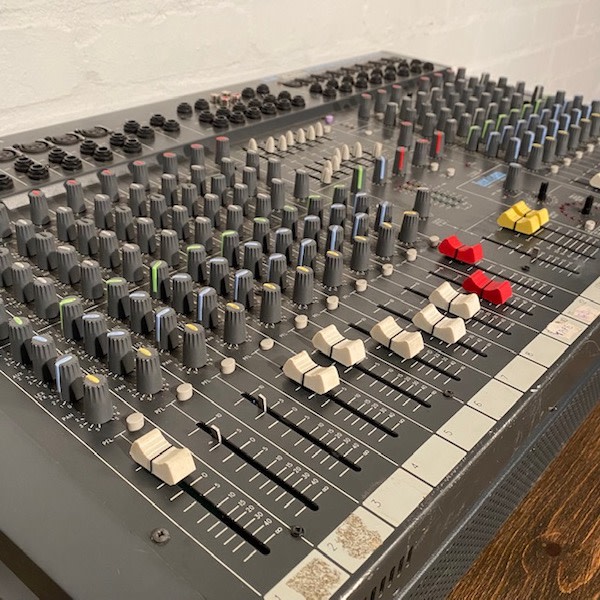 3: 90's Spirit Powerstation 1200 Mixer