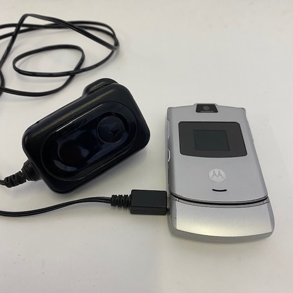 7: Silver Motorola Razr V3 Flip Mobile Phone (Working & With Charger)