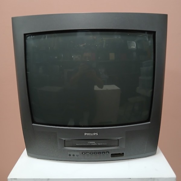4: Fully Working Grey Philips Colour TV With VHS Player (19.5