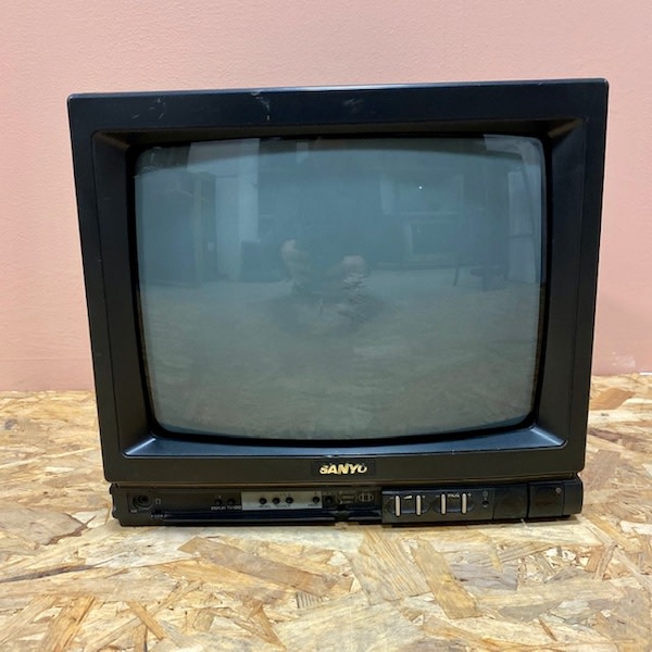 1: Fully Working Colour Sanyo TV (13