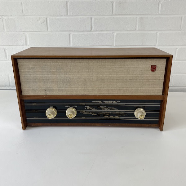 2: Retro Philips Radio (Non Practical)