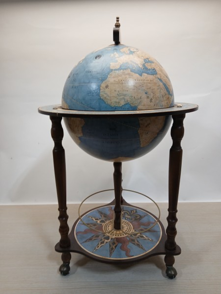 6: Vintage Globe Drinks Trolley - Blue