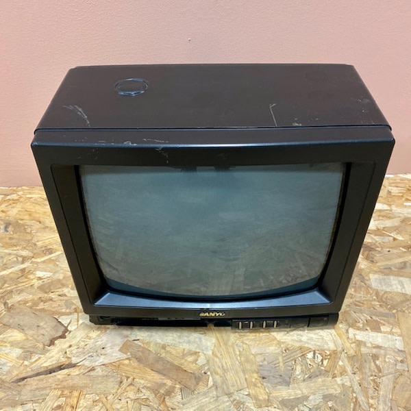 3: Fully Working Colour Sanyo TV (13