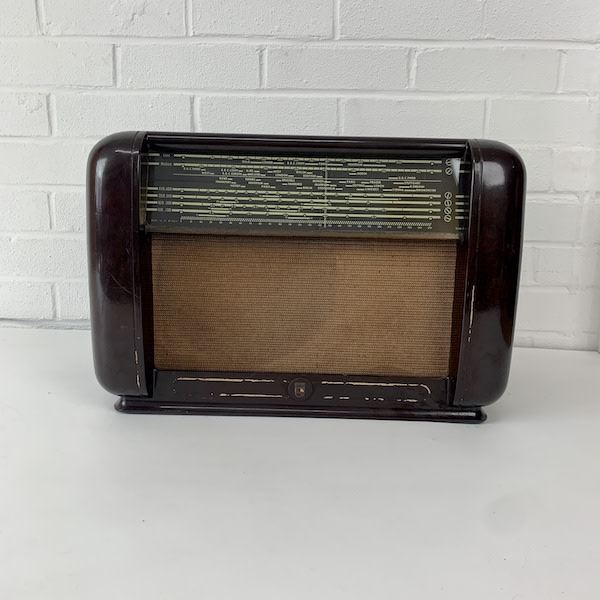 2: Philips Bakelite Vintage Radio (Non Practical)