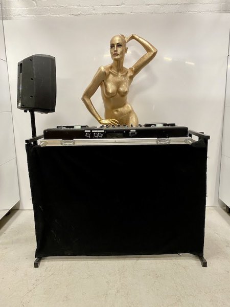 5: DJ Stand