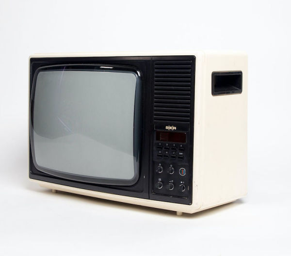 3: Non Practical Thorn D-E-R TV With White Case
