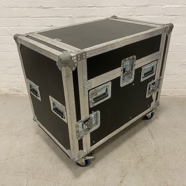 1: Flight Case On Wheels