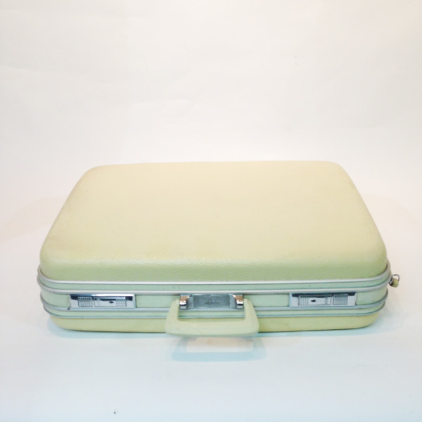 hard shell medium suitcase