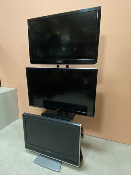 4: Fully Working Triple Flat Screen TV Configuration