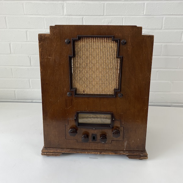 3: Vintage Radio Converted With MP3 iPod & Internal Speaker (1930's) (Working)