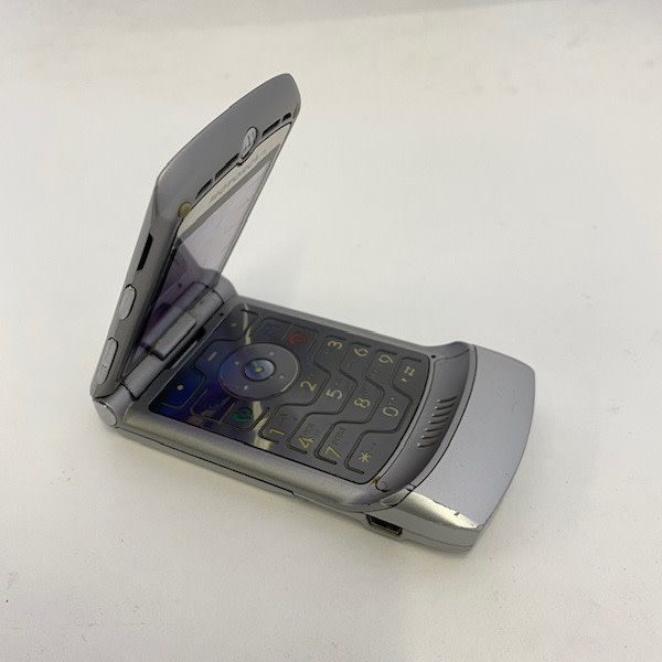 9: Silver Motorola Razr V3 Flip Mobile Phone (Working & With Charger)