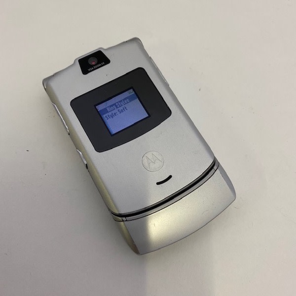 9: Silver Motorola Razr V3 Flip Mobile Phone (Working & With Charger)