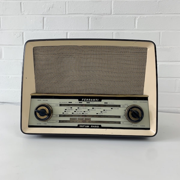 4: Vintage Bakelite Radio (Non Practical)