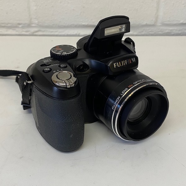 2: Fully Working Fujifilm Digital Camera With Working Flash (2010)