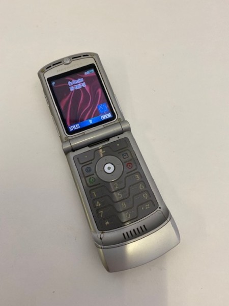 9: Silver Motorola Razr V3 Flip Mobile Phone (Working & With Charger)