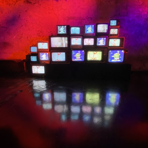 3: Fully Working Vintage TV Wall With Multiple AV Feeds