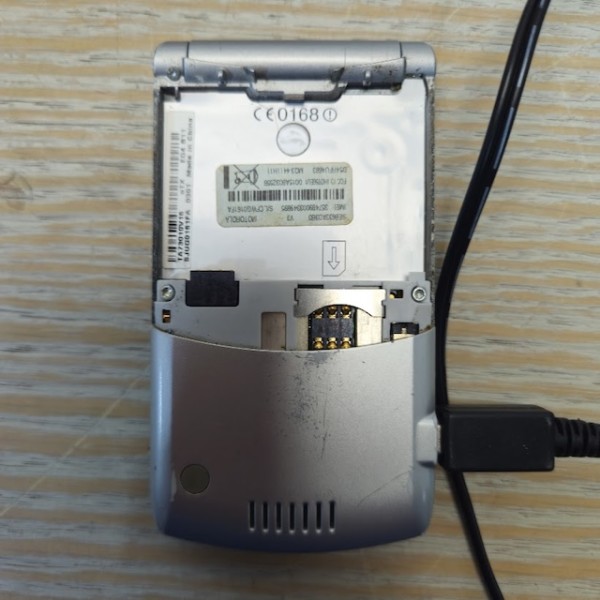 10: Silver Motorola Razr V3 Flip Mobile Phone (Working & With Charger)