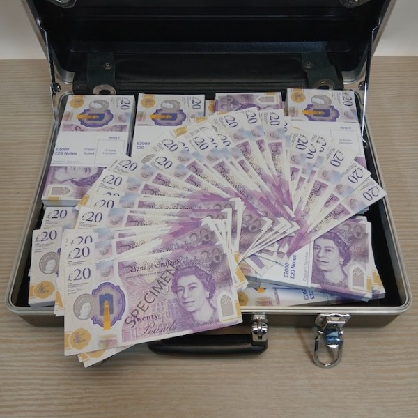 5: Fake Money In Briefcase - Pounds Sterling (New £20 Notes)