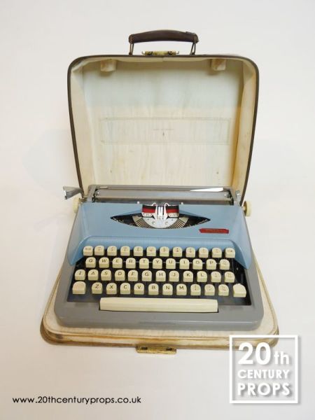 1: Non Practical Vintage Typewriter With Carry Case