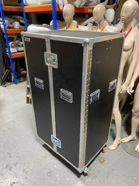 1: Large Vertical Flight Case On Wheels