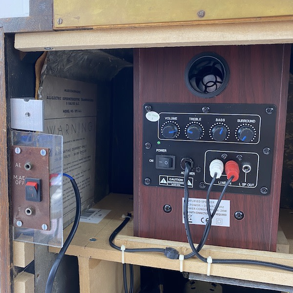 6: Vintage Radio Converted With MP3 iPod & Internal Speaker (1930's) (Working)