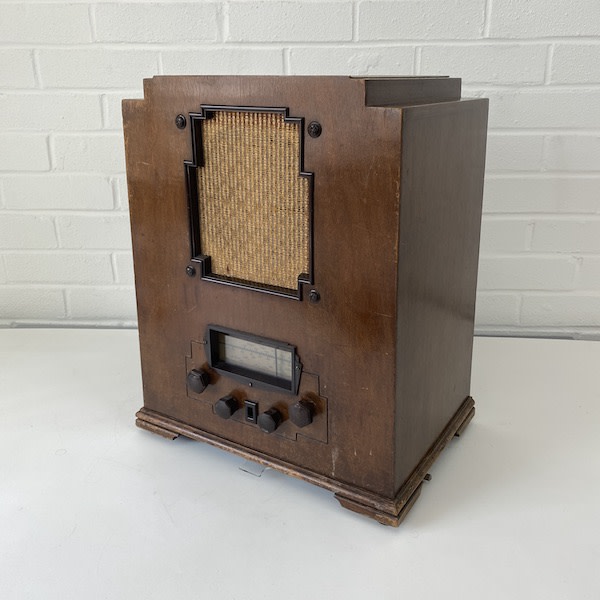 1: Vintage Radio Converted With MP3 Ipod And Internal Speaker (Fully Working)