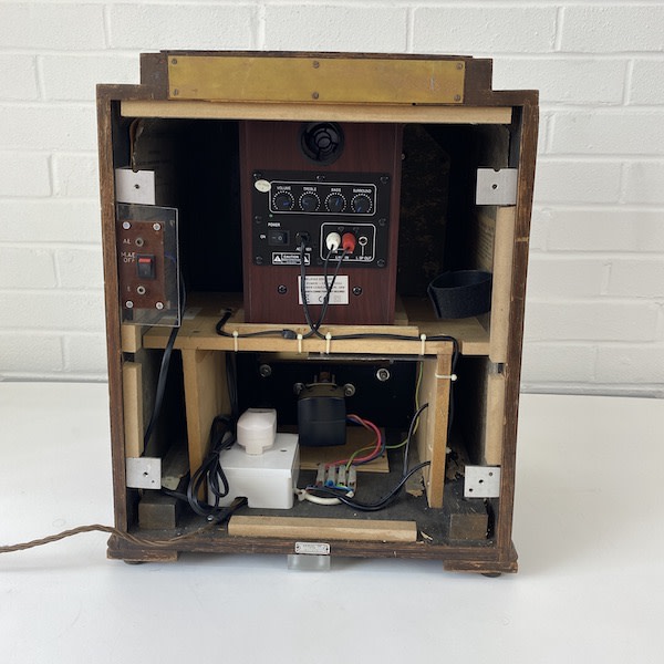 2: Vintage Radio Converted With MP3 iPod & Internal Speaker (1930's) (Working)