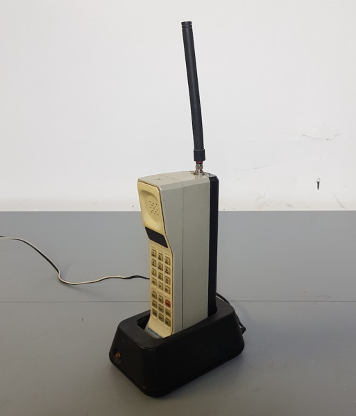 2: Portable Stornophone DynaTAC 220 Brick Mobile Phone (1990)