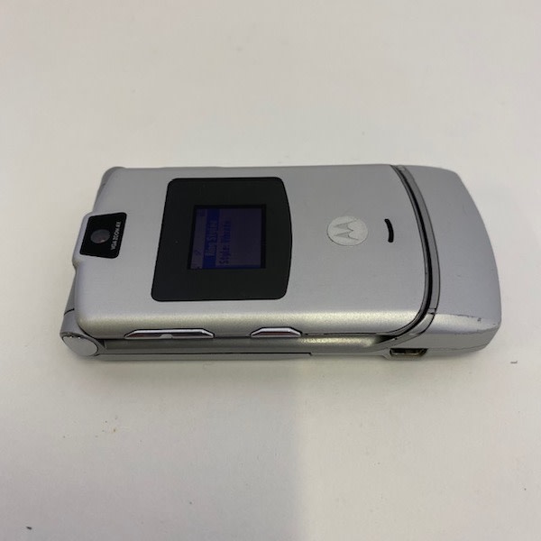 9: Silver Motorola Razr V3 Flip Mobile Phone (Working & With Charger)