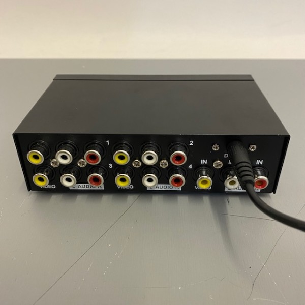 2: 4 Port AV Splitter