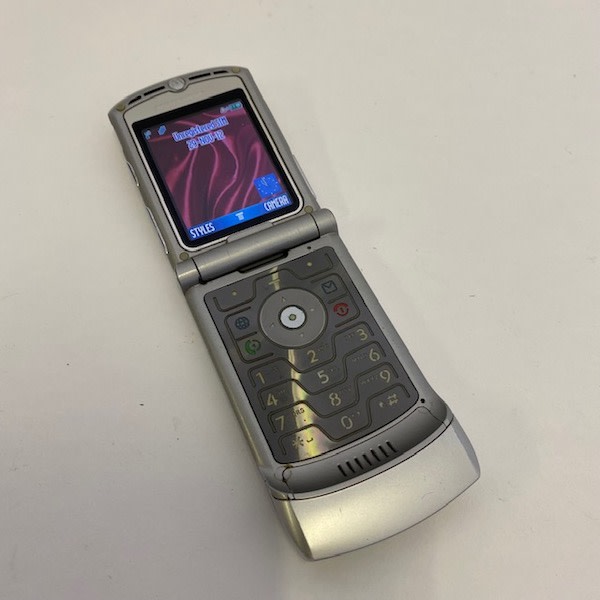 9: Silver Motorola Razr V3 Flip Mobile Phone (Working & With Charger)