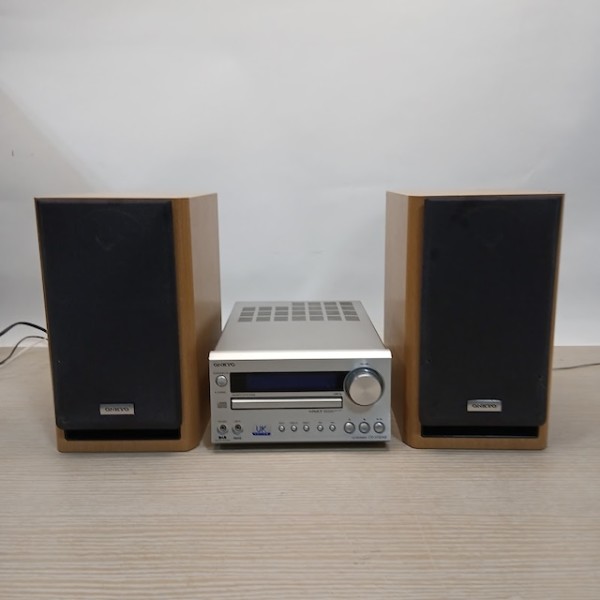 7: Onkyo Midi Radio With Amp & Speakers (2006) (Working)