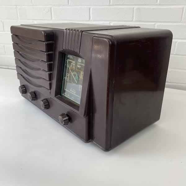4: Vintage Bakelite Radio (Fully Working)