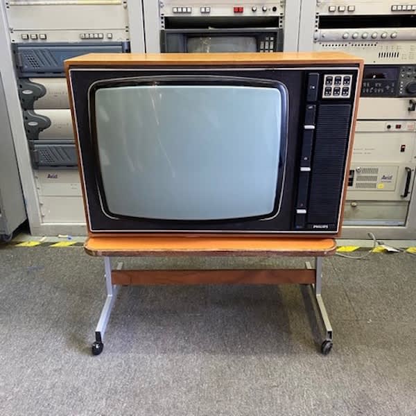 2: Non Practical Vintage Philips G22C566/09 TV On Stand