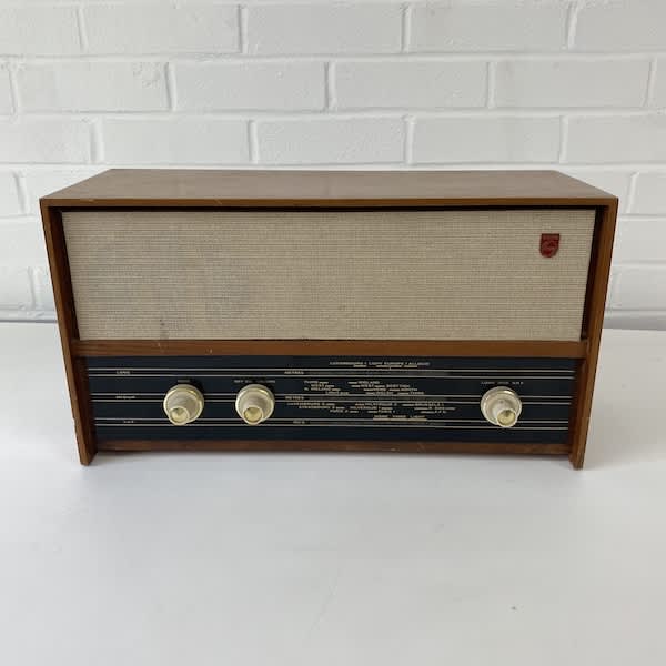 4: Retro Philips Radio (Non Practical)