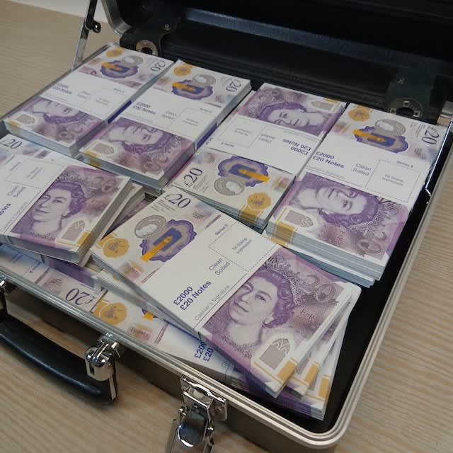 5: Fake Money In Briefcase - Pounds Sterling (New £20 Notes)