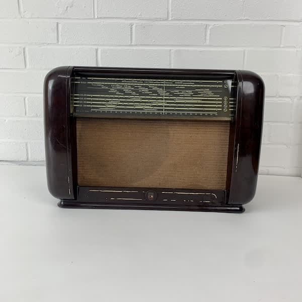 4: Philips Bakelite Vintage Radio (Non Practical)