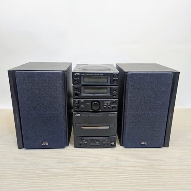 2: JVC CD/Cassette/Radio Stereo With Speakers