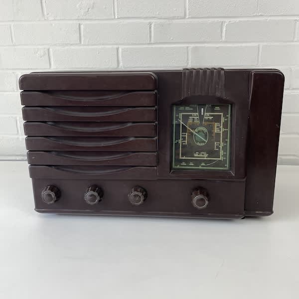 4: Vintage Bakelite Radio (Fully Working)