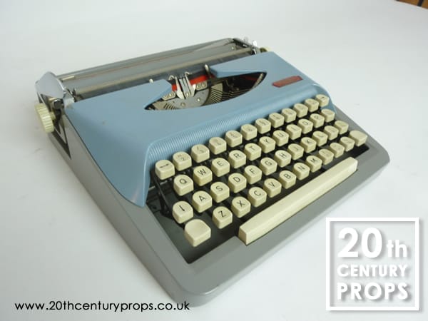 2: Non Practical Vintage ROYAL Typewriter