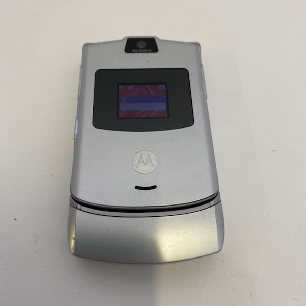 9: Silver Motorola Razr V3 Flip Mobile Phone (Working & With Charger)