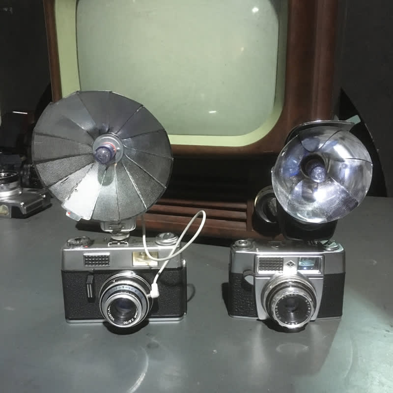 4: Vintage Camera With Flash Unit (Non Practical)