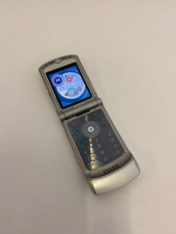 9: Silver Motorola Razr V3 Flip Mobile Phone (Working & With Charger)