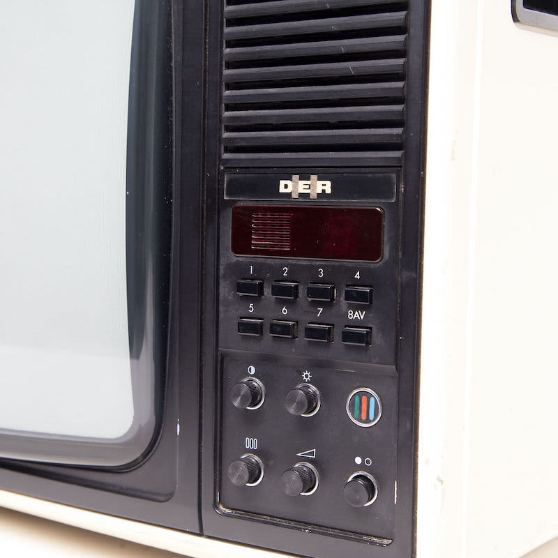 4: Non Practical Thorn D-E-R TV With White Case