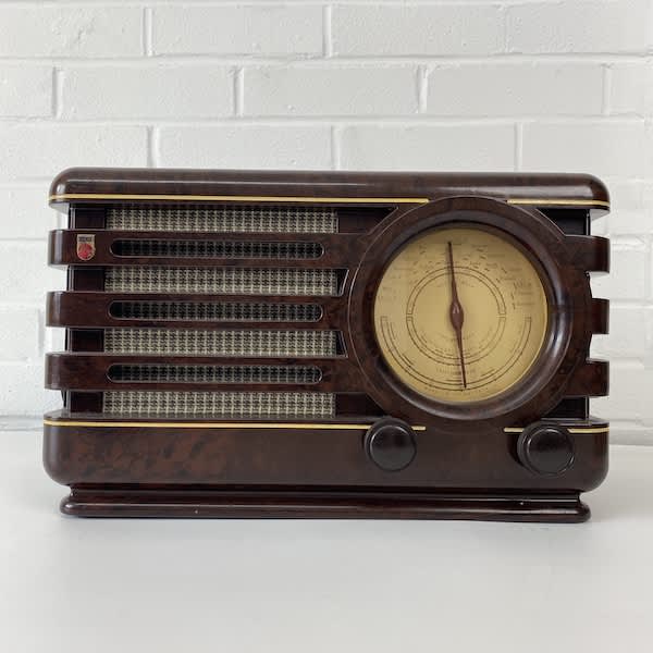 4: Philips 1947 Bakelite Radio (Fully Working)