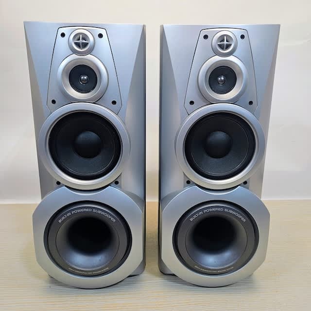 Large Working Silver Retro Speaker