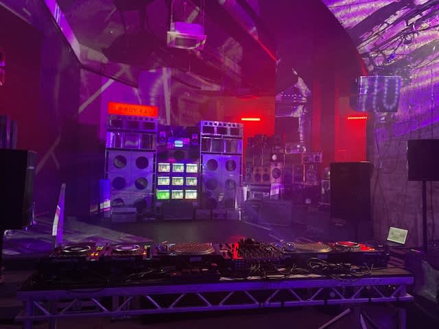 8: Large Mirrored Speaker Sound System (Non Practical)