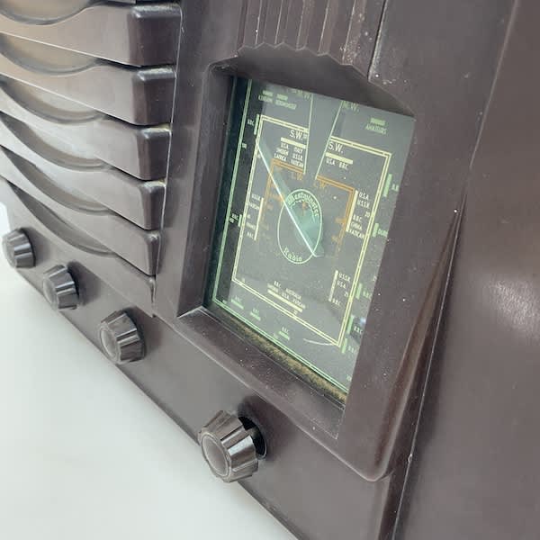 4: Vintage Bakelite Radio (Fully Working)